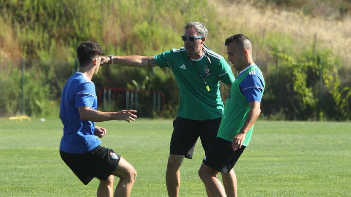 Pérez Bolo dirigiendo un entrenamiento. L. DE LA MATA