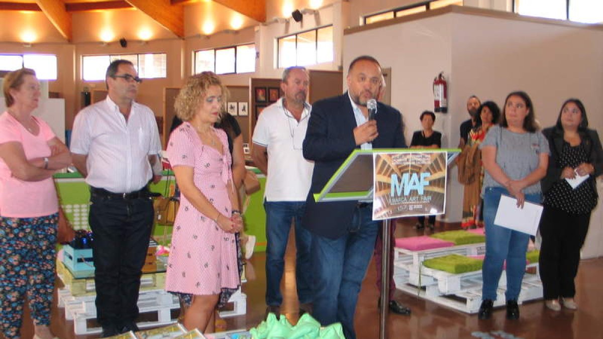 Un momento de la inauguración de la muestra artística en el recinto ferial. MACÍAS