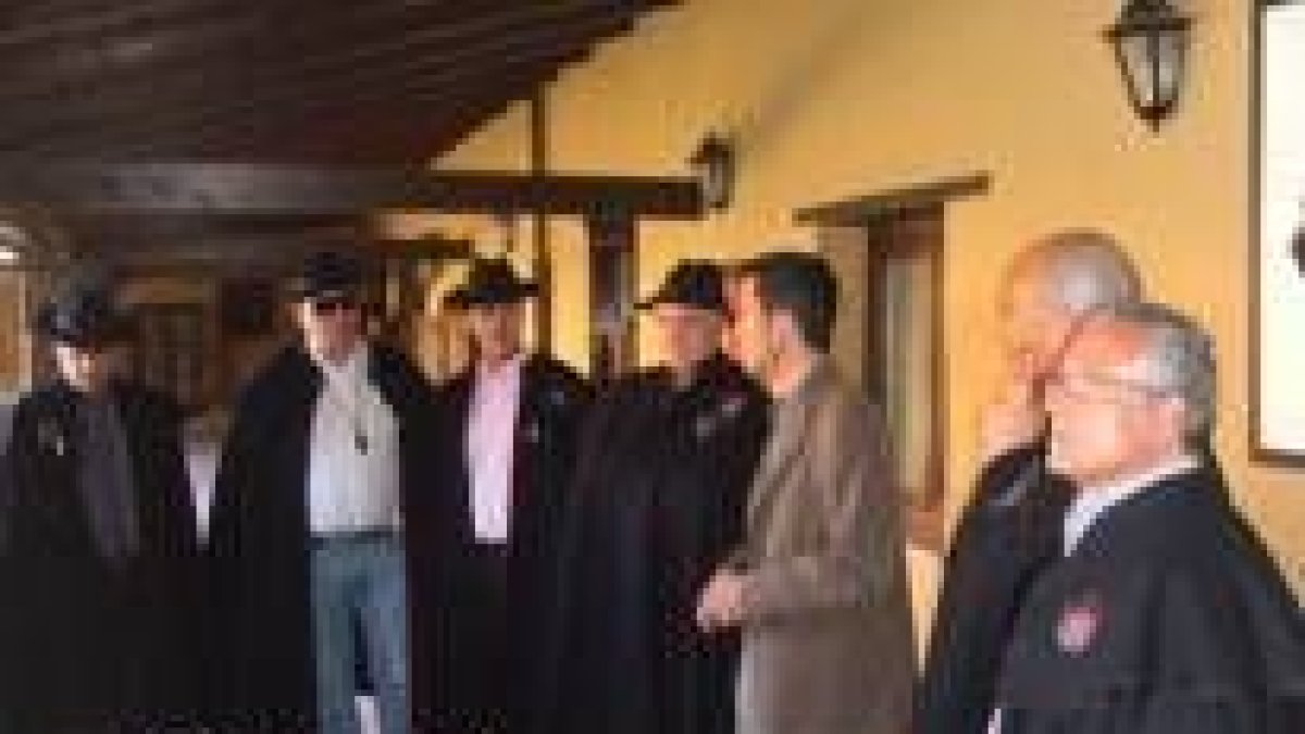 Miembros de la Cofradía del Real Botillo, en las instalaciones de El Caserío