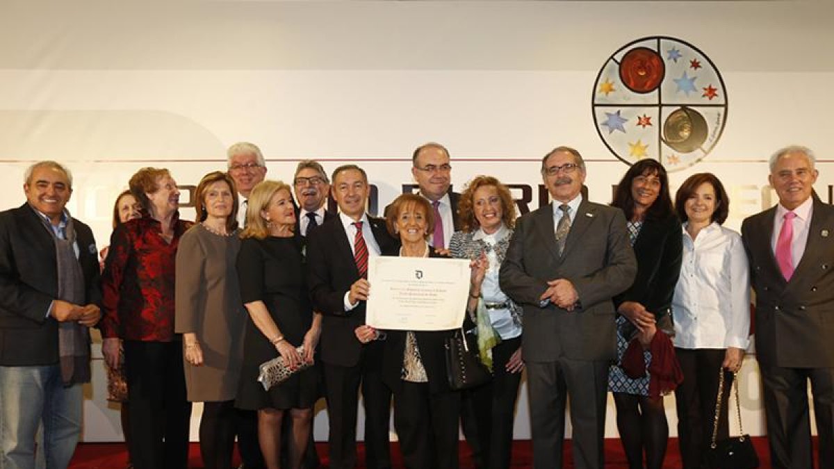 Imagen de familia de miembros y voluntarios de la Asociación Española contra el Cáncer tras recibir el premio de los Valores Humanos de Diario de León de manos del presidente de la Junta, Juan Vicente Herrera, anoche en el Hostal de San Marcos en presenci