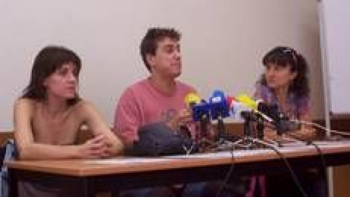 El alcalde, Antonio Canedo, ayer durante las obras de asfaltado del vial