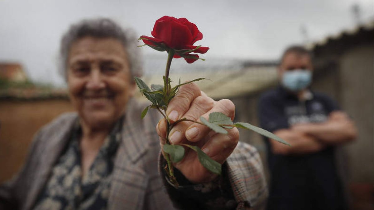 Claudia y Pablo Prieto, fundadores del Paul’s Tabern de La Virgen del Camino que el pasado sábado cumplió 20 años desde que abrió las puertas por primera vez, posan con un ejemplar del Diario de León, una ‘religión’ en su casa. MARCIANO PÉREZ