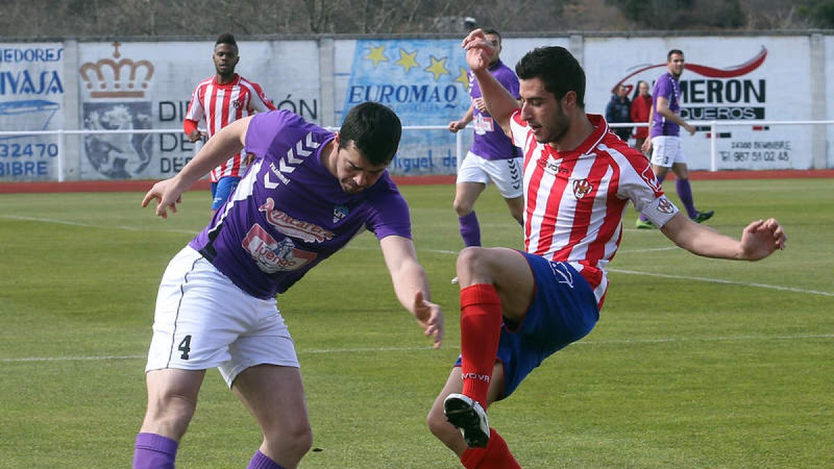 Fran, a la izquierda, remata a puerta a pesar de la oposición de un jugador rojiblanco. ANA F. BARREDO