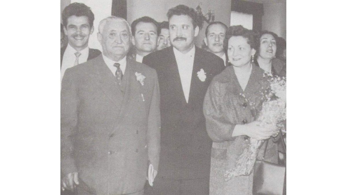 Tomás Salvador con su padre y su mujer en el homenaje por el Premio Nacional a ‘Cuerda de presos’