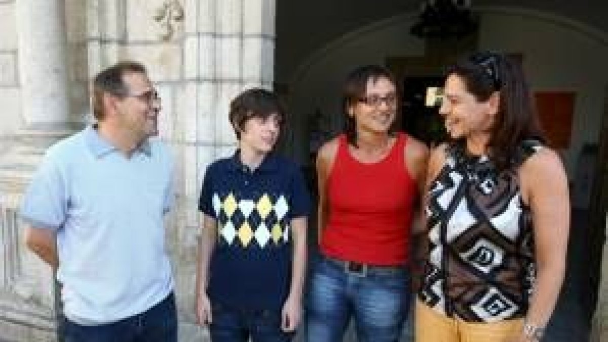 Fernando de la Torre con Elena Alonso, Julia Arroyo y Rosa Guibelalde a la entrada del Ayuntamiento