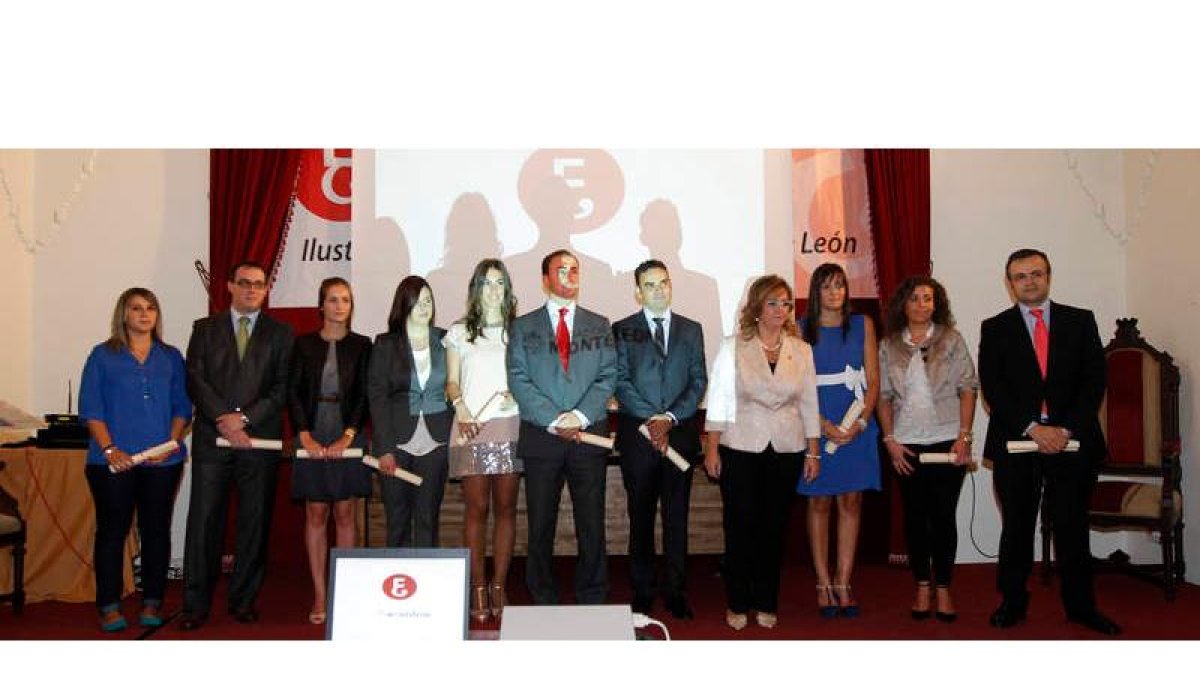 Los nuevos colegiados posan con la decana de los economistas de la provincia.