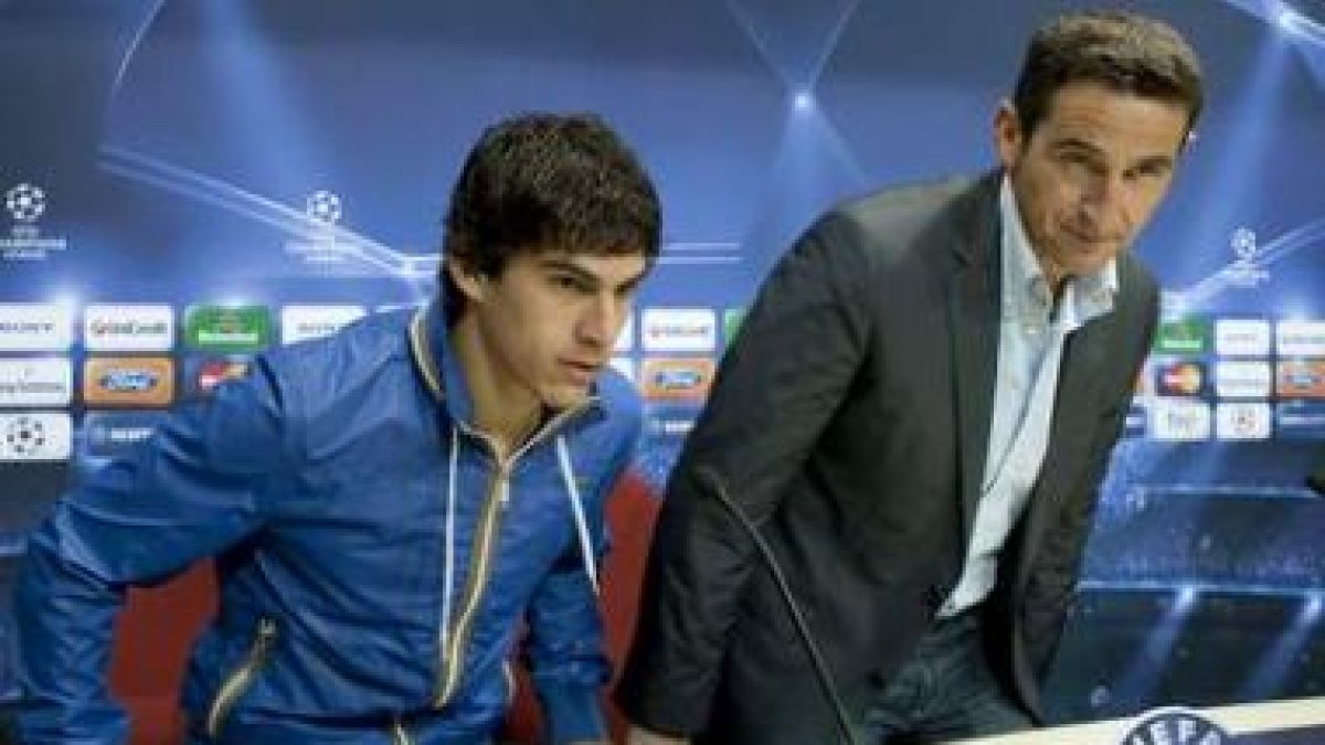 El entrenador del Sevilla, Manolo Jiménez, derecha, y el jugador Perotti confían en pasar.