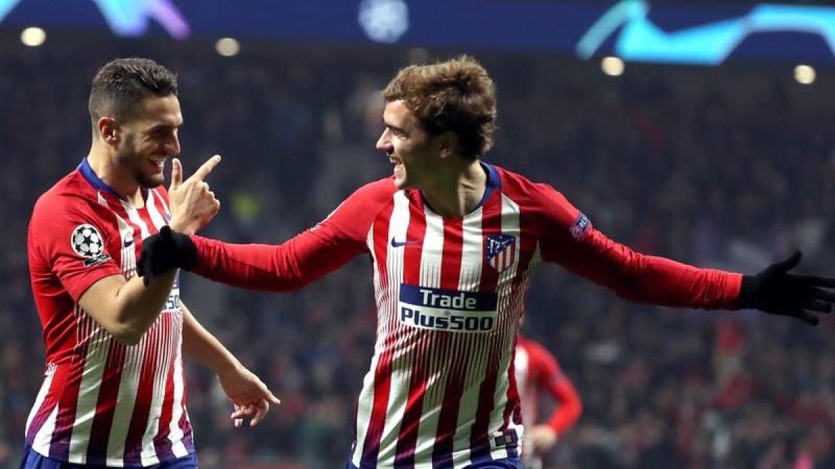 Koke celebra con Antoine Griezmann el primer gol de su equipo ante el Mónaco. KIKO HUESCA