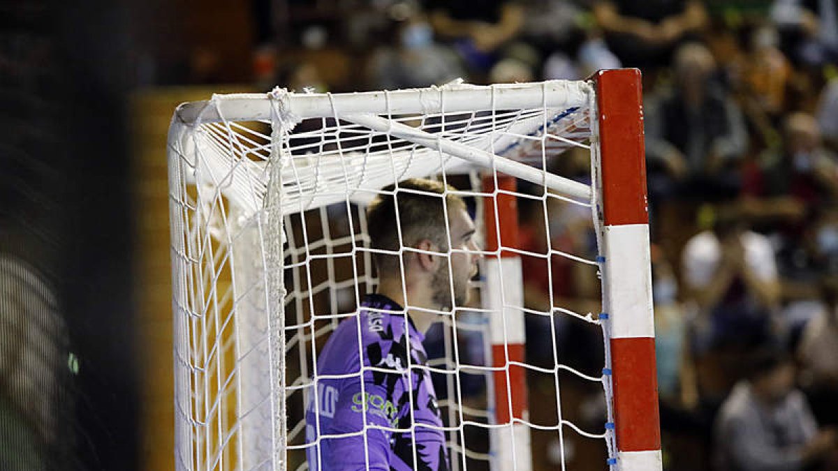 El Abanca Ademar retoma hoy los entrenamientos sin que Panos tenga previsto acudir. FERNANDO OTERO