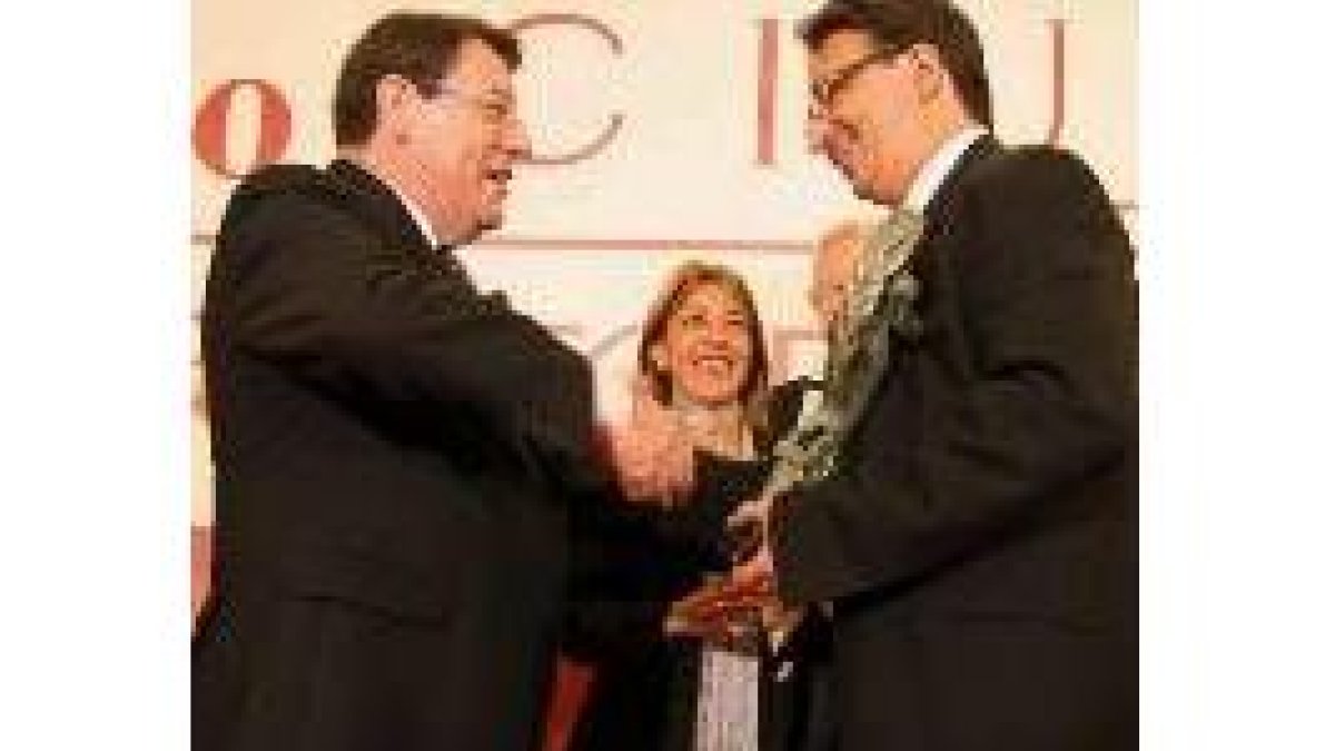 José Carlos Somoza al recibir el premio