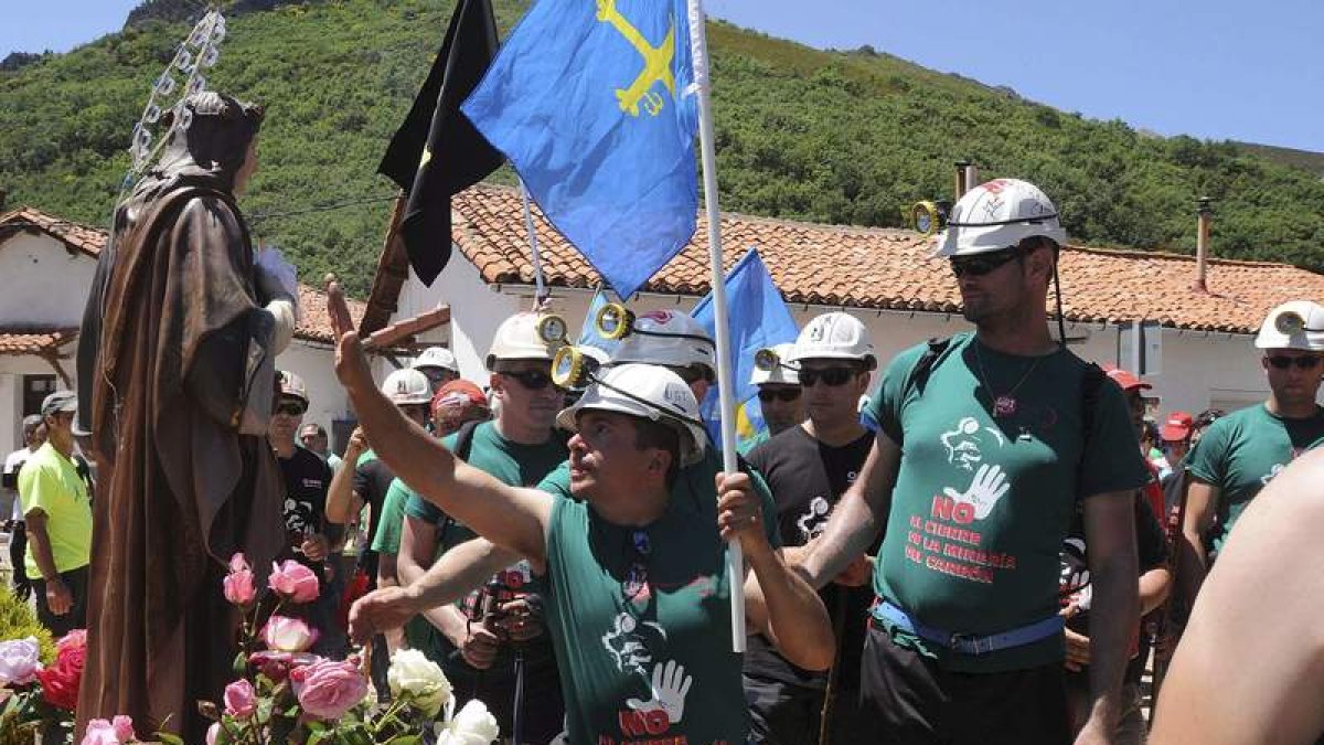 La patrona de los mineros, santa Bárbara, se unió ayer a la columna asturiana de la marcha negra en Ciñera de Gordón.