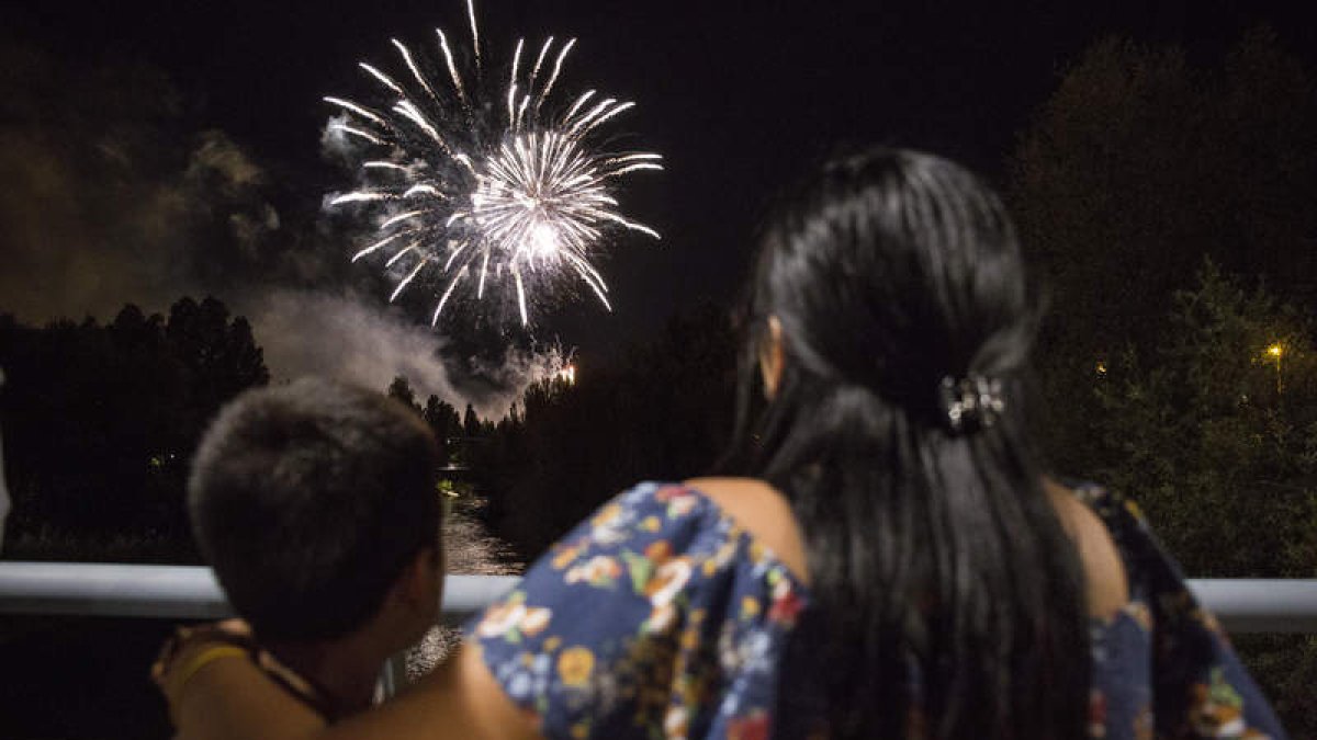 El cielo de León se iluminará este año en la noche de San Juan con los tradicionales fuegos.