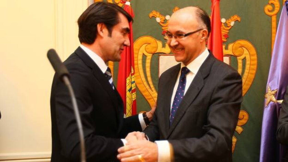 Suárez-Quiñones recibe las felicitaciones de Medrano el día de su toma de posesión