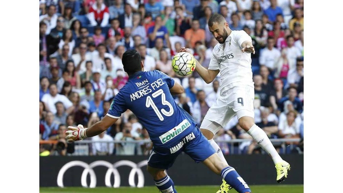 Karim Benzema marca de cabeza el único gol del partido.