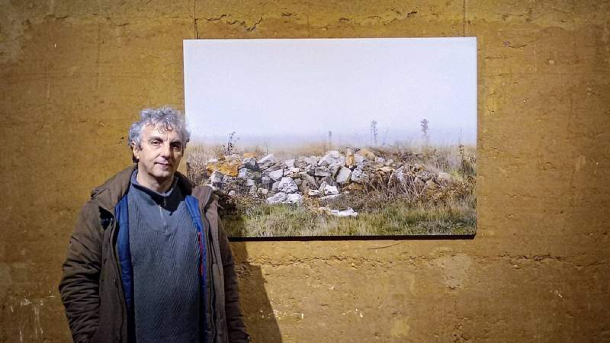 El artista José María Marbán, junto a una de las obras que expone en Gordoncillo. DL