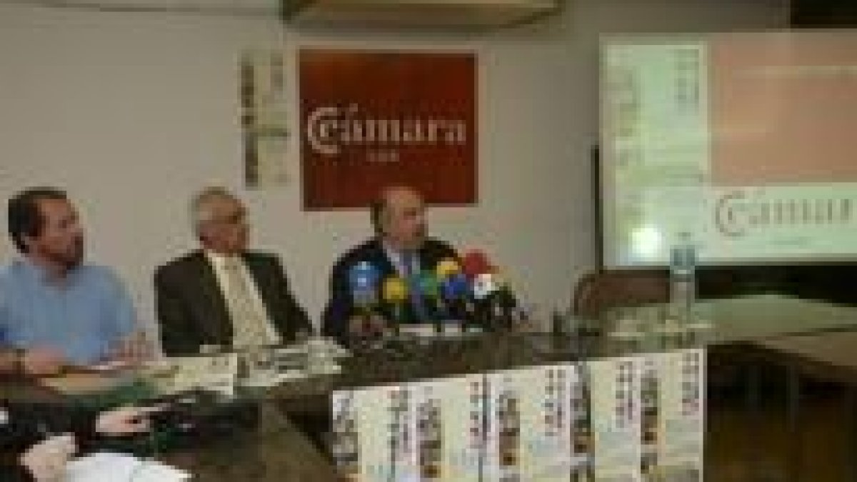 Ignacio Tejera Montaño, Francisco Rodríguez y Manuel Lamelas, durante la presentación del certamen