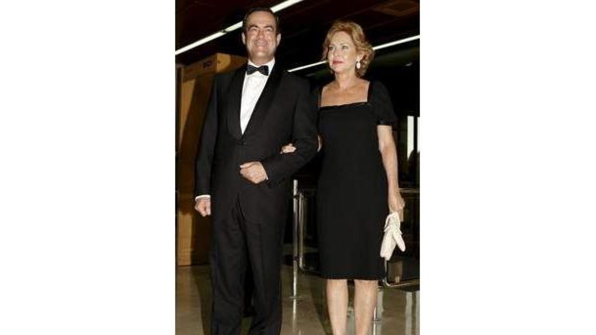José Bono, junto a su esposa, en una fotografía de archivo.