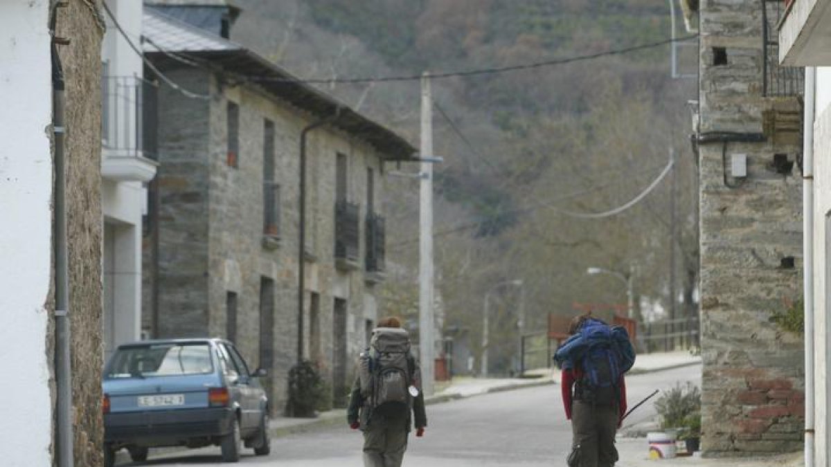 Peregrinos, a su paso por Trabadelo, en el Bierzo Oeste, donde la tierra ha vuelto a temblar. L. DE LA MATA