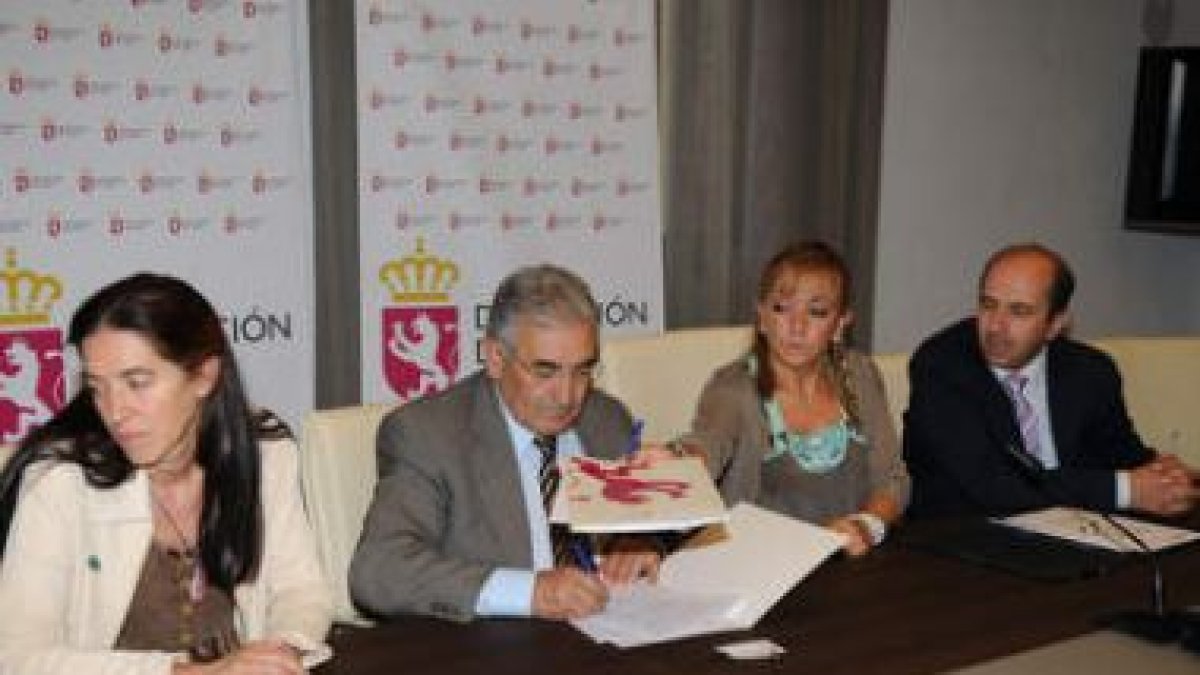 Carrasco firmó ayer varios convenios de carácter social.
