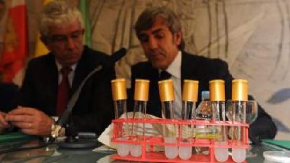 Hermida y José Moro explican el contenido del contrato.