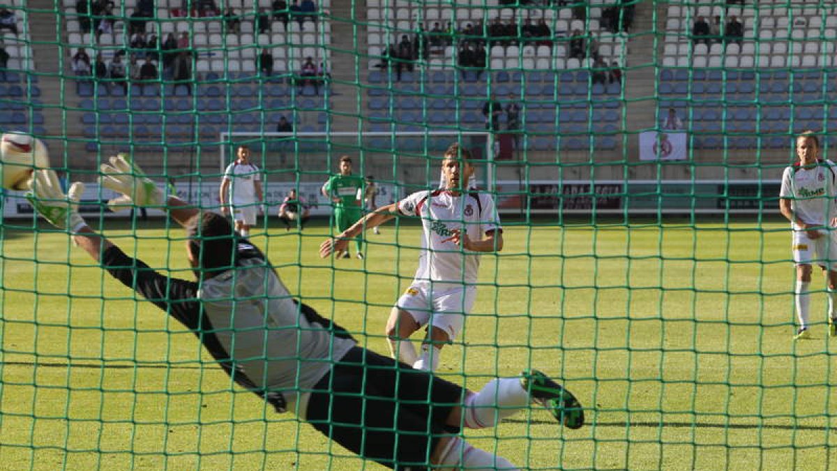 La imagen recoge el momento en el que Álex Vázquez marca de penalti el segundo gol de la Cultural.