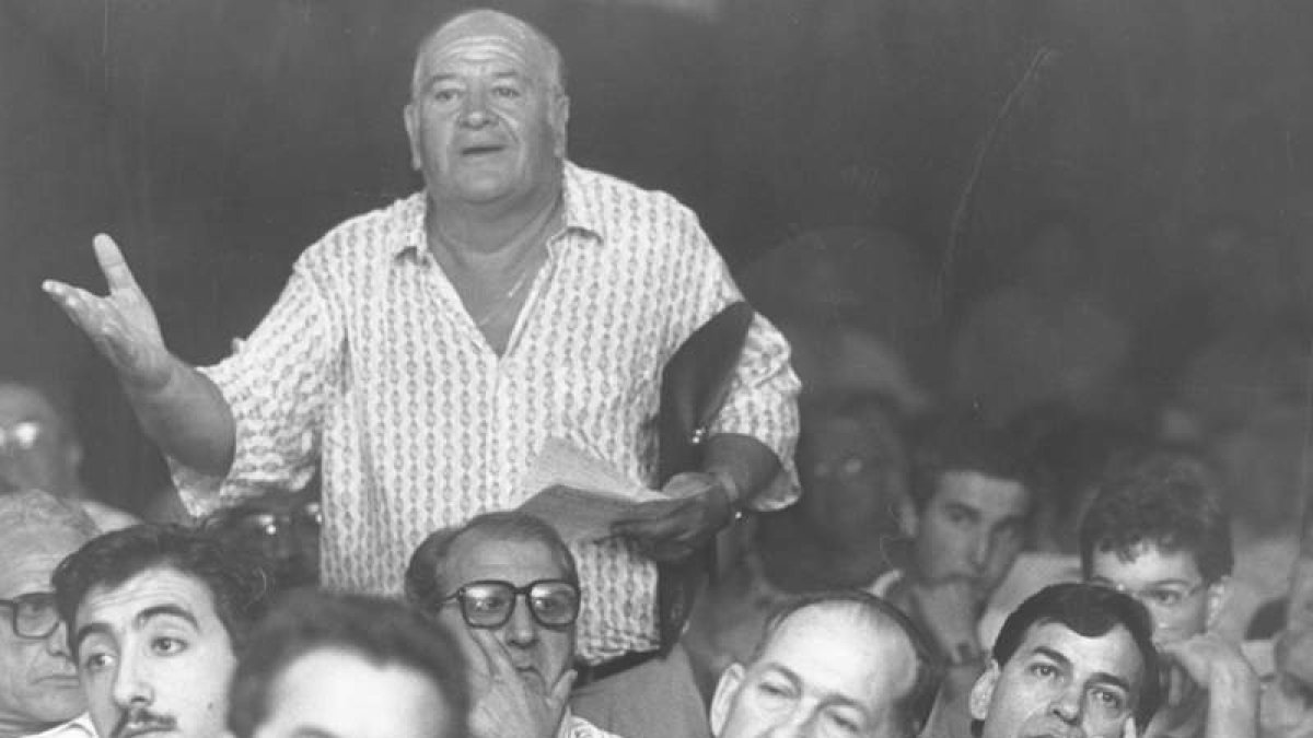 Agustín Álvarez ‘Cachús’ durante una asamblea de socios de la Cultural en el viejo estadio Antonio Amilivia.