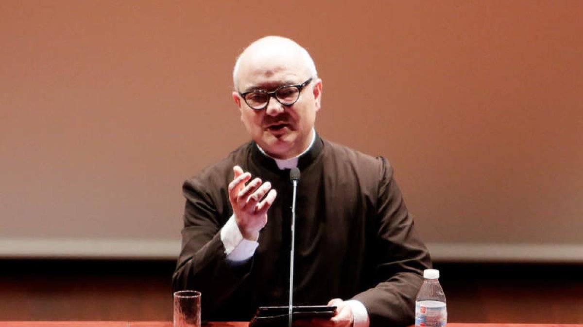 El padre Fortea, ayer, durante su conferencia en la capital. SECUNDINO PÉREZ