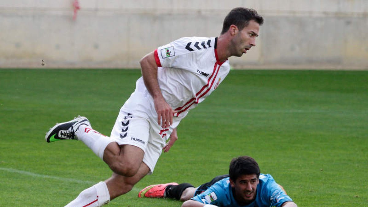 Julen Colinas celebra su gol ante el Boiro en el Reino de León. SECUNDINO PÉREZ
