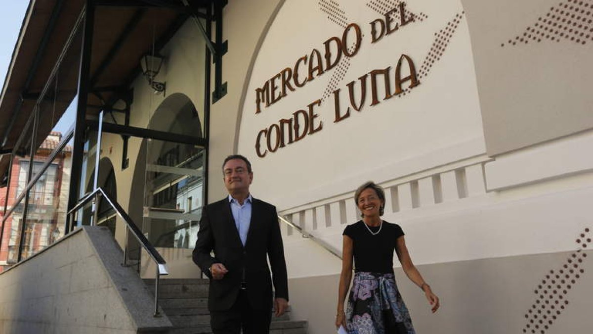 El alcalde en funciones, Fernando Salguero, y la concejala de Urbanismo, Ana Franco, ante el mercado del Conde Luna