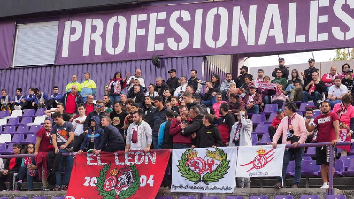 Los seguidores culturalistas que arroparon al equipo leonés en el José Zorrilla. MARGÓN EGEA