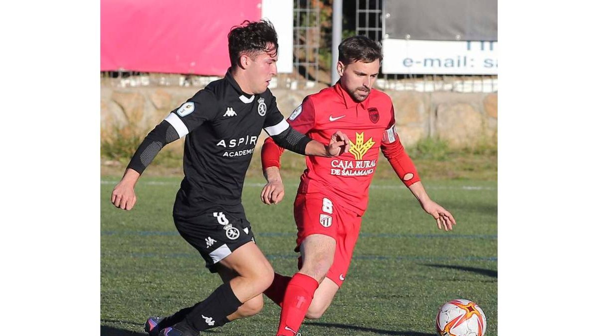 Marcos Fernández, izquierda, pugna por un balón con Asensio. MORGAN/LA GACETA