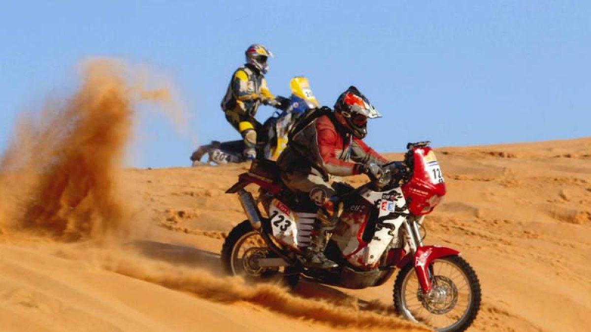 Las duras etapas recorridas de sol a sol por un desierto que quema los motores de potentes motocicletas y la moral de ilusionados pilotos.