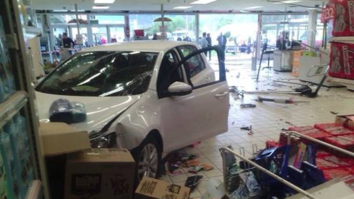 Coche empotrado contra la vitrina de un hipermercado Alcampo de Oiartzun (Guipuzcoa).