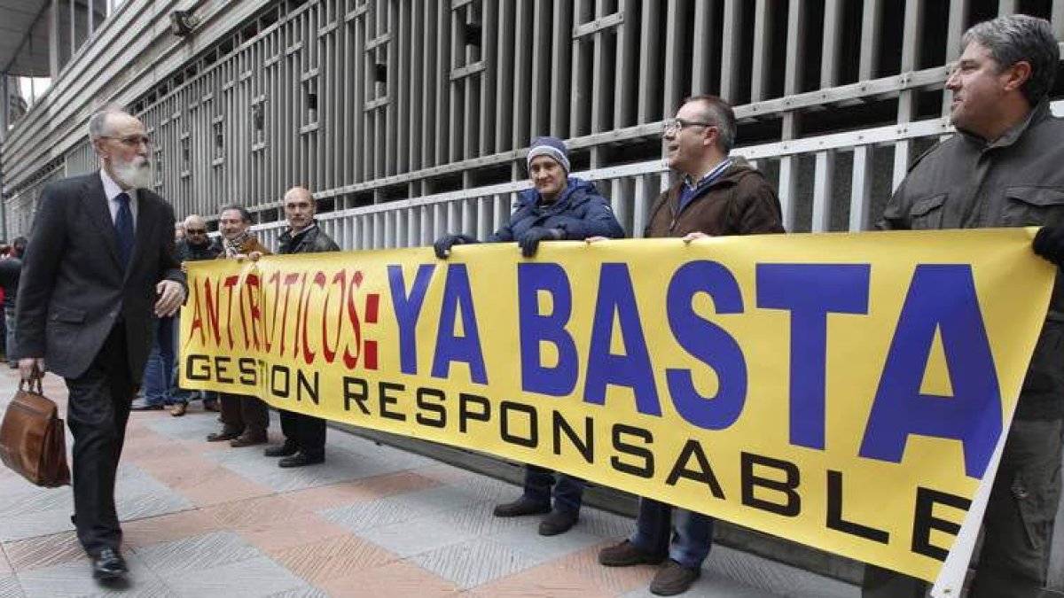 Los trabajadores de Antibióticos desplegaron ayer una pancarta, al presentar sus demandas.