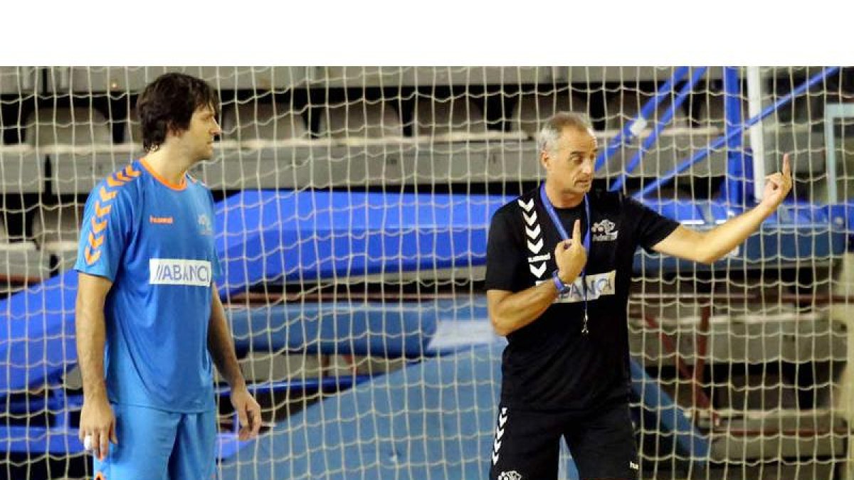 Rafa Guijosa da instrucciones a Gonzalo Carou durante el entrenamiento en el Palacio.