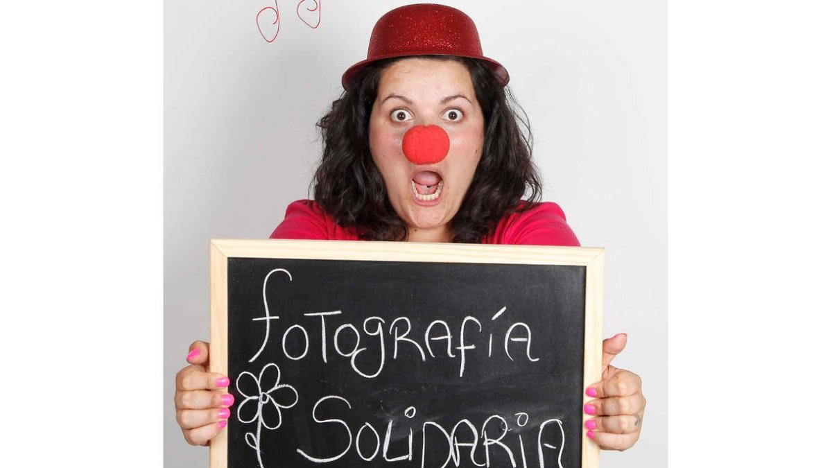 La bañezana Susana González con su foto solidaria.