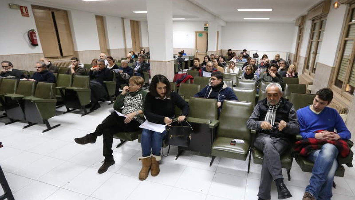 Imagen de la asamblea de militantes del PSOE de Ponferrada celebrada en la sede de UGT.