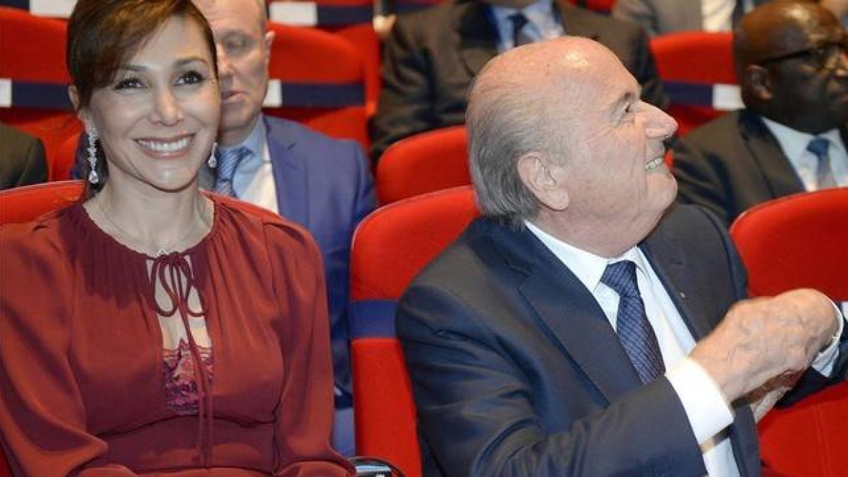 Joseph Blatter, con su novia Linda Gabrielian, en la apertura del Congreso de la FIFA en Zúrich.
