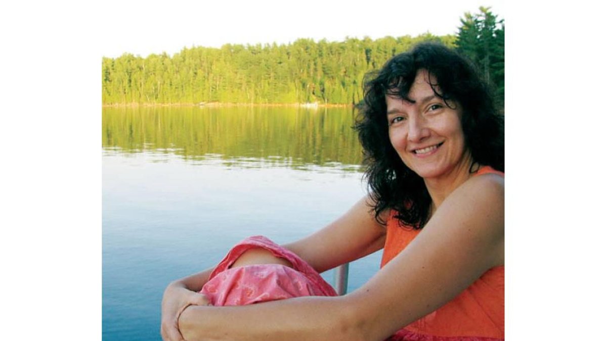 Nieves Santos Alija delante del Lago Heney en Quebec.