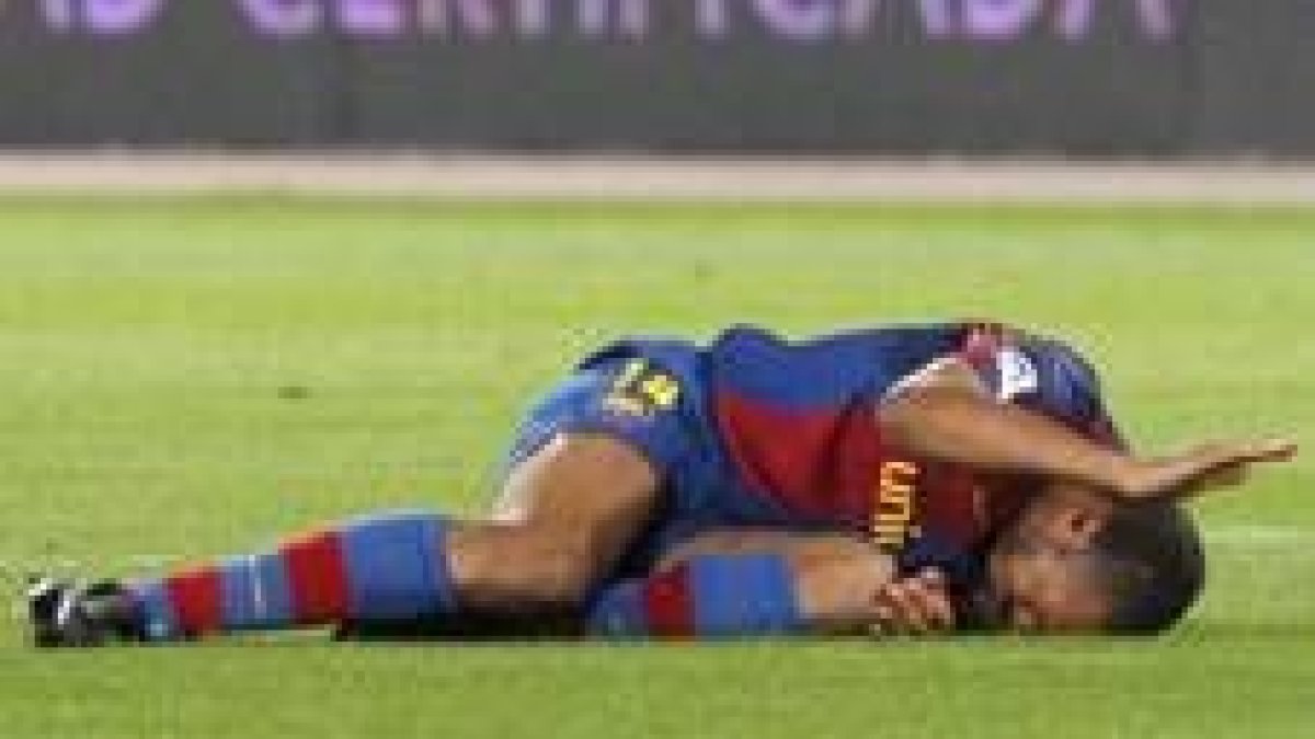 Henry se duele durante el encuentro que el equipo blaugrana disputó frente al Almeria el domingo