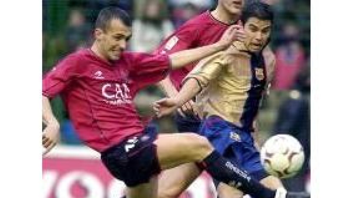 Patxi Puñal pugna por un balón con el barcelonista Saviola