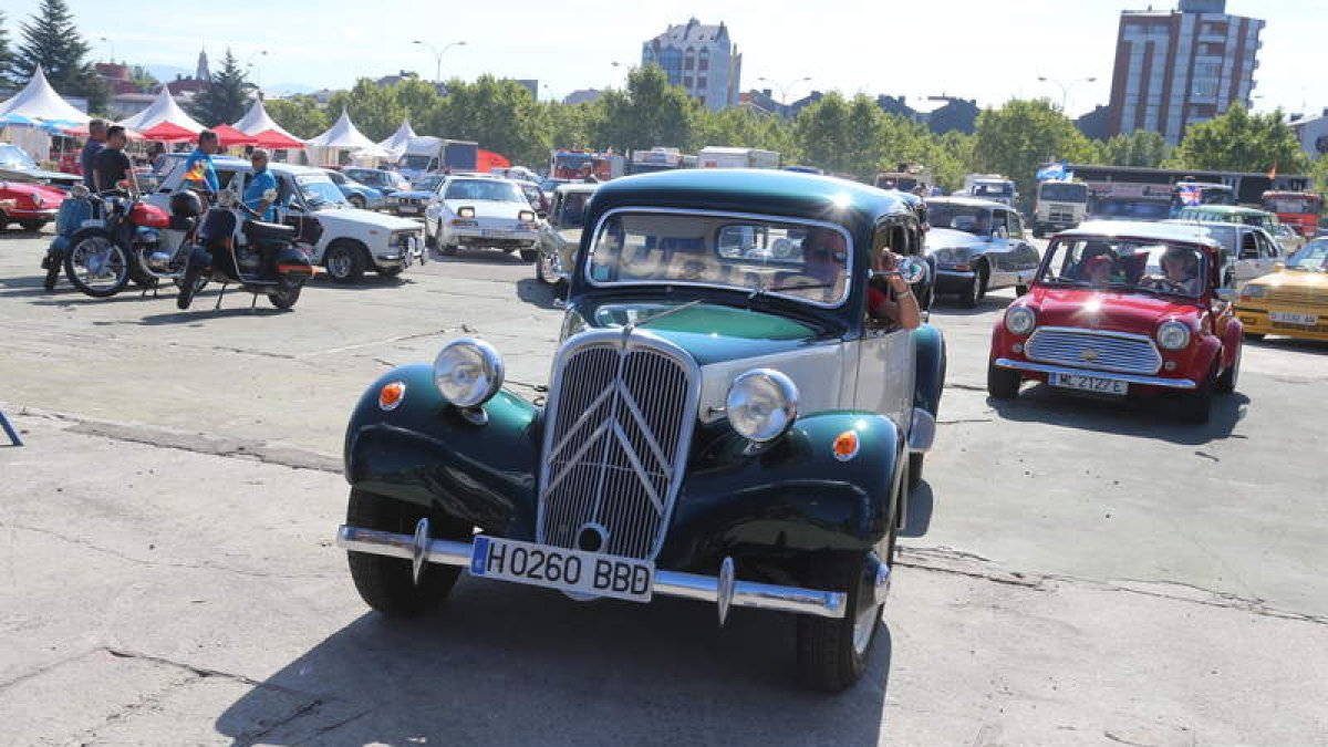 Un viejo Citröen, seguido de un Mini, ayer en la explanda del antiguo Carrefour. ANA F. BARREDO