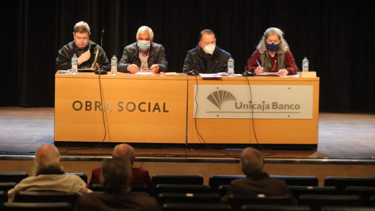 Participantes en la junta de la Comunidad de Regantes del Canal Alto, ayer en Ponferrada. ANA F. BARREDO
