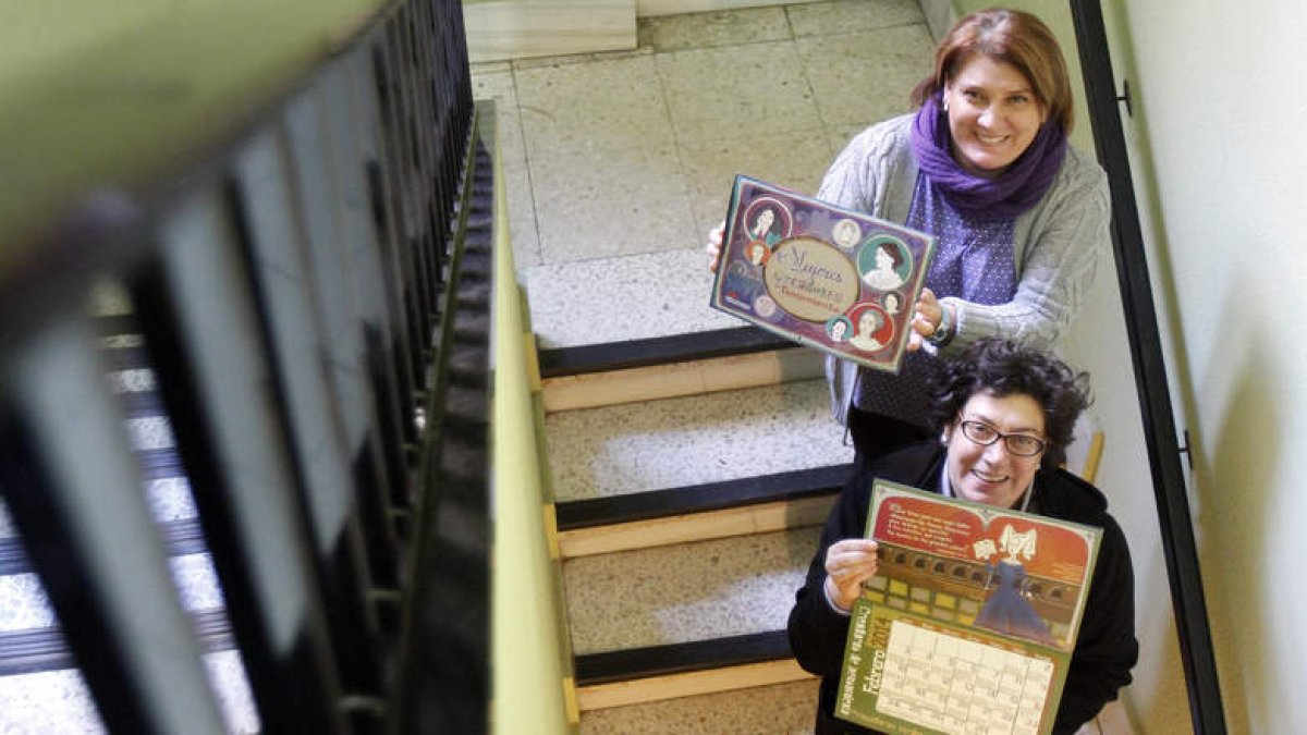 Las representantes de Stele muestran el calendario para trabajar la coeducación.