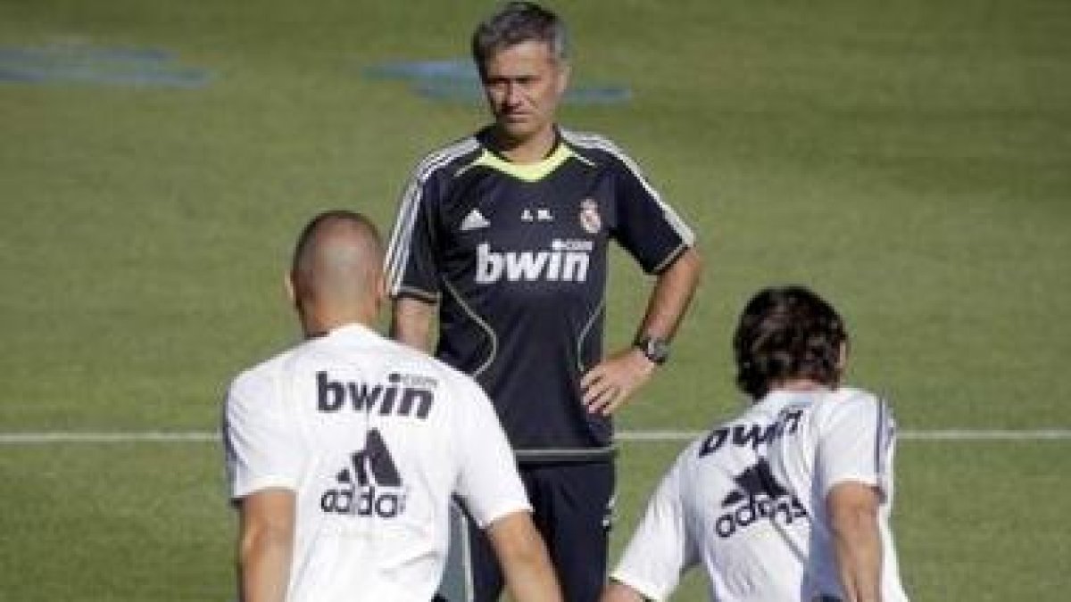 Mourinho observando a Benzema y Granero durante los entrenamientos.