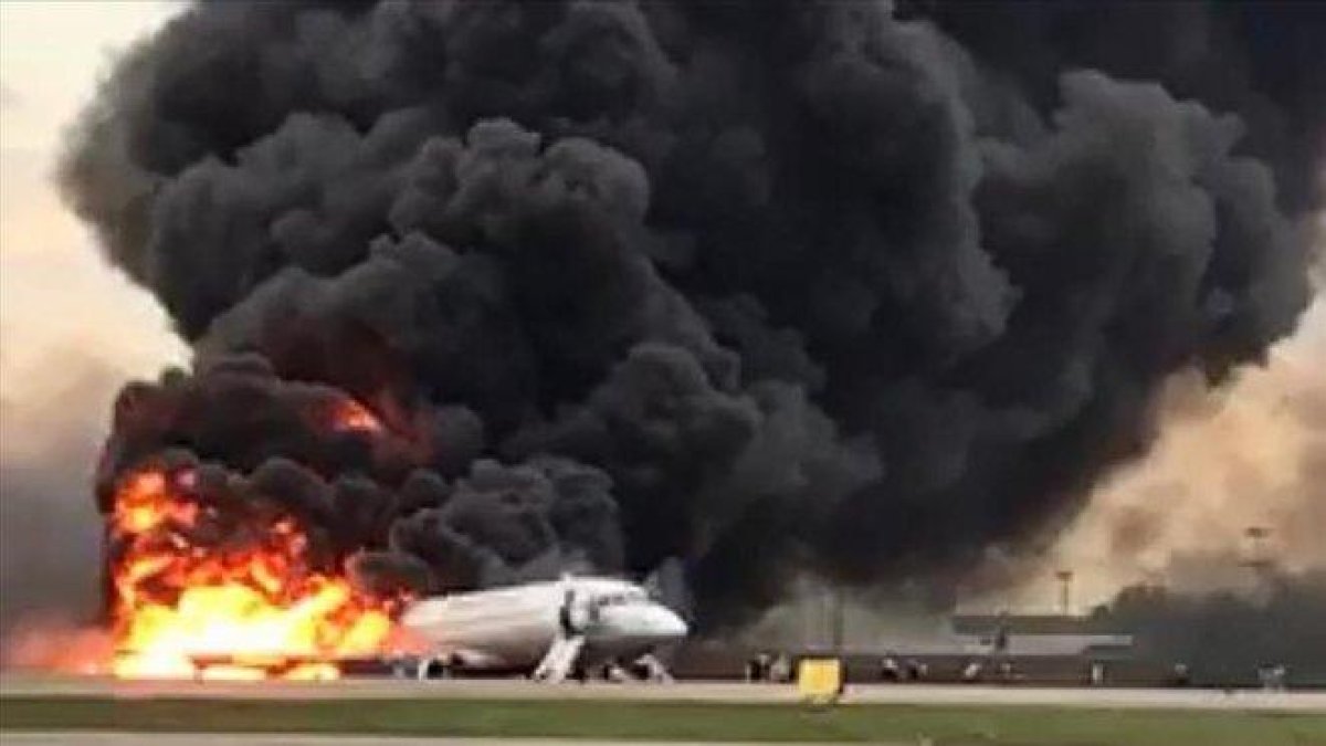Imagen del avión en llamas en el aeropuerto de Moscú.