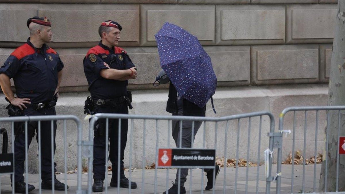 Uno de los acusados de la Manada de Manresa llega al juicio en la Audiencia.