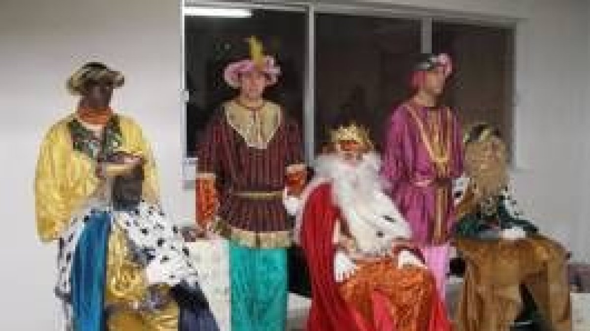 Los tres reyes en Mansilla de las Mulas, esperando a los más pequeños