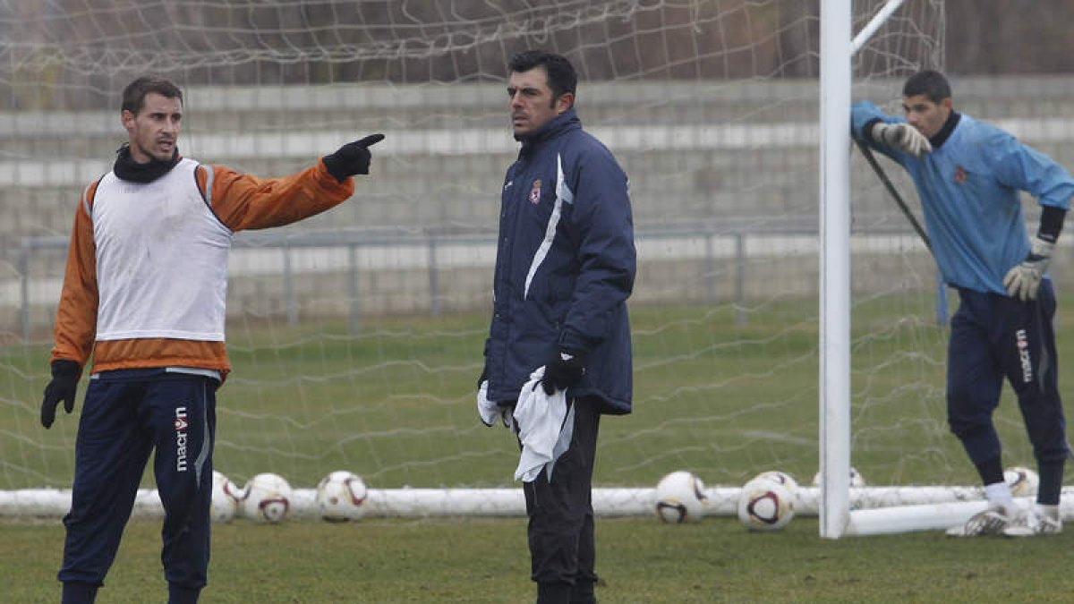 Tomás Máiquez, a la izquierda, junto a Luis Cembranos y Kuni en un entrenamiento de la Cultural.