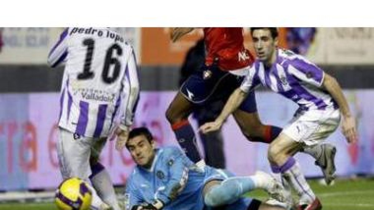 Luis Prieto, a la derecha, en un partido del Real Valladolid en la pasada temporada.
